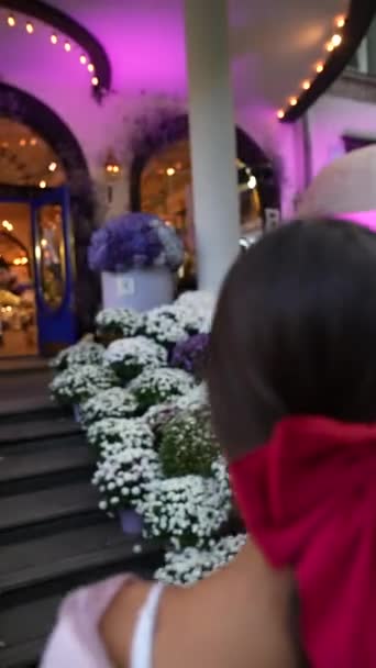 Una Joven Bonita Vestida Arco Sube Escalera Entra Jardín Lleno — Vídeos de Stock