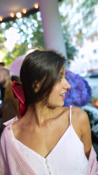 그녀의 머리에 정원의 아름다움을 즐긴다 고품질 — 비디오