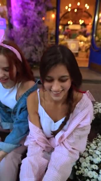 Zwei Atemberaubende Junge Frauen Sitzen Auf Den Stufen Eines Mit — Stockvideo