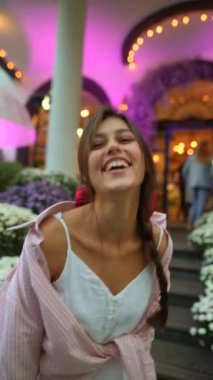 Romantik kıyafetli neşeli bir kadın mor bahçeye gidiyor. Yüksek kalite 4k görüntü