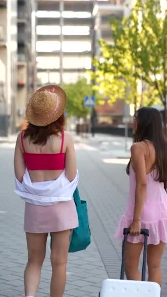 Två Bedårande Unga Damer Som Går Med Resväska Stadens Gata — Stockvideo