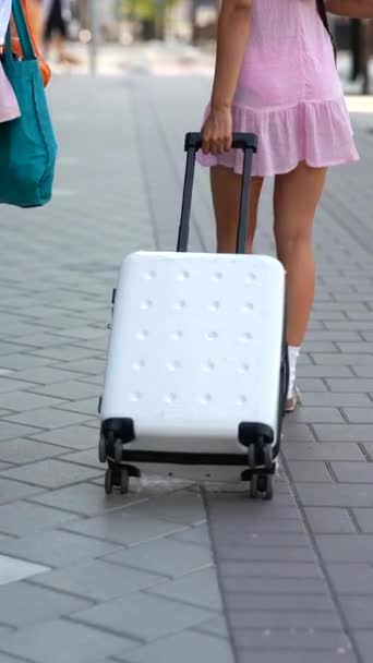 スーツケースで街を散策する2人の楽しい若い女性 高品質の4K映像 — ストック動画