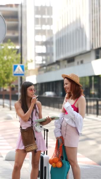 Duas Senhoras Elegantes Radiantes Podem Ser Vistas Cidade Ambas Com — Vídeo de Stock