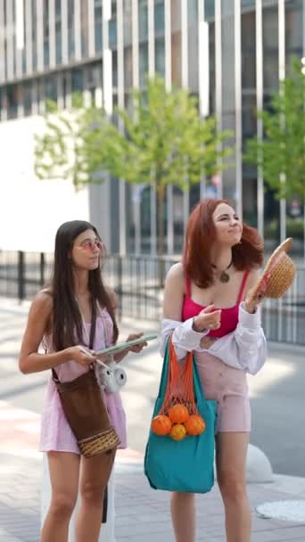 Két Kortárs Felkutatja Város Utcáit Egy Táblával Táskákkal Miközben Beszélgetnek — Stock videók