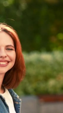 Modayı takip eden ve kameraya sırıtan genç bir kadının videosunu çekiyorum. Yüksek kalite 4k görüntü