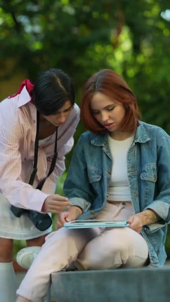 Κομψό Και Νεαρές Γυναίκες Χρησιμοποιώντας Ένα Tablet Ενώ Έξω Μια — Αρχείο Βίντεο
