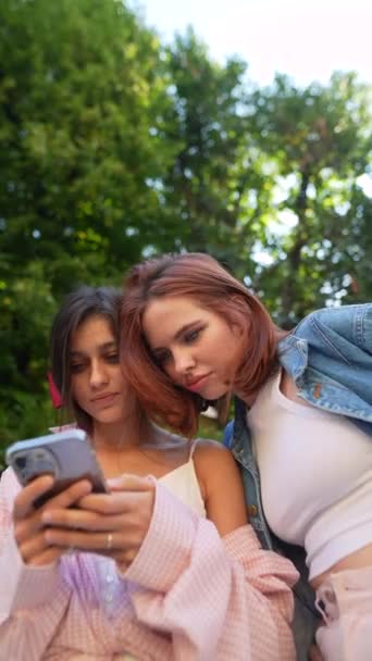 2人の洗練されたシックな女性が都市環境で会話を共有し 準備ができているスマートフォン 高品質の4K映像 — ストック動画
