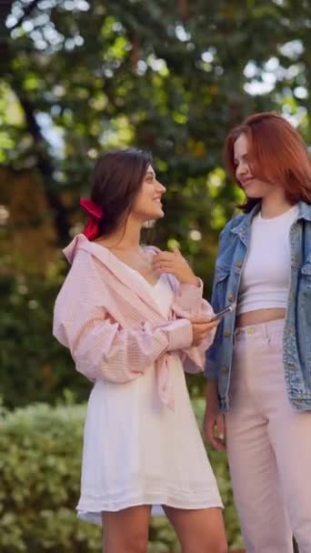 Zwei Modische Und Elegante Mädchen Gespräch Auf Der Straße Hochwertiges — Stockvideo