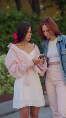 Modayı takip eden genç bayanlardan oluşan bir ikili şehirde ilginç bir sohbetin tadını çıkarıyor. Yüksek kalite 4k görüntü