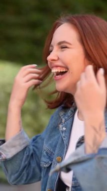 Şık ve çekici bir genç bayanı kameraya doğru büyüleyici bir gülümsemeyle çekmek. Yüksek kalite 4k görüntü