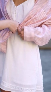 İki güzel genç kadın bluzlarını bağlamalarına yardım ediyor. Yüksek kalite 4k görüntü