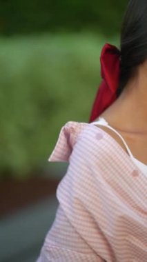 Genç ve güzel bir bayanı kameraya gülümserken çekmek. Yüksek kalite 4k görüntü