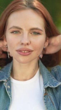 Güzel, gülümseyen bir kızın fotoğrafı. Yüksek kalite 4k görüntü