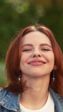 Büyüleyici bir gülümsemesi olan genç bir bayanın bir video kaydı. Yüksek kalite 4k görüntü