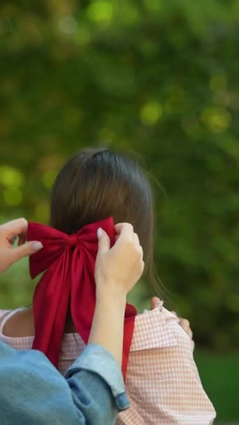 Красиві Молоді Жінки Допомагають Один Одному Зачісками Високоякісні Кадри — стокове відео