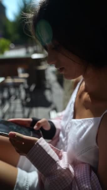 Uma Bela Jovem Com Smartphone Suas Mãos Dia Ensolarado Livre — Vídeo de Stock