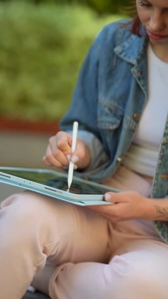 Una Sofisticada Jovencita Que Trabaja Una Tableta Parque Imágenes Alta — Vídeos de Stock