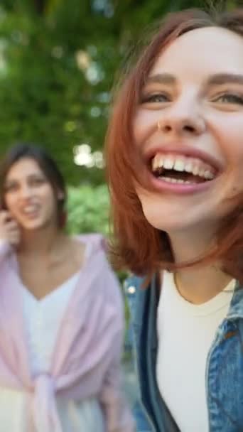 Dwie Modne Stylowe Dziewczyny Głęboko Rozmowie Ulicach Każda Smartfonem Wysokiej — Wideo stockowe
