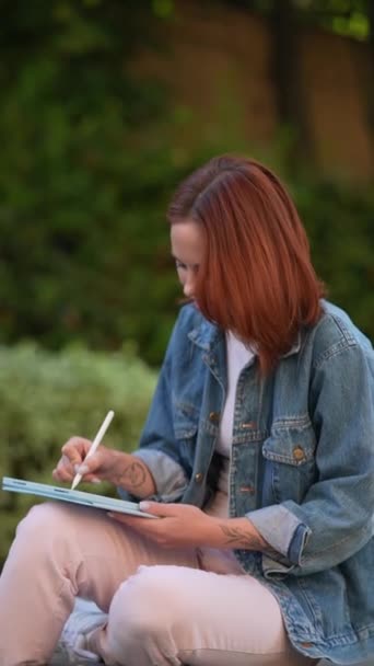 Uma Bela Jovem Mulher Trabalhando Com Tablet Dia Verão Livre — Vídeo de Stock