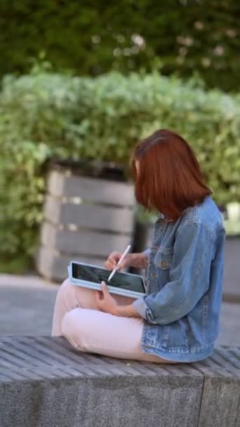 Yazın Açık Hava Ortamında Tablet Kullanan Güzel Genç Bir Kadın — Stok video