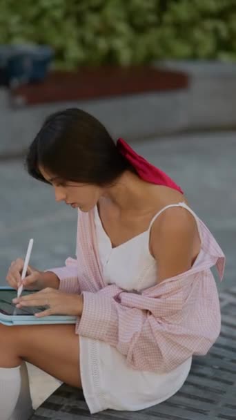 Modna Młoda Dama Używająca Tabletu Podczas Pracy Parku Wysokiej Jakości — Wideo stockowe