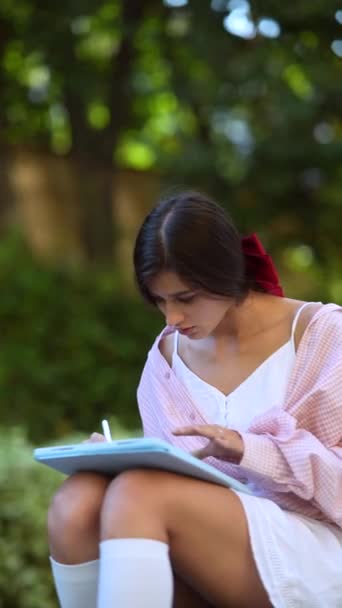 Yazın Güneşli Bir Günde Tablet Kullanan Çekici Genç Bir Kadın — Stok video
