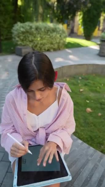 Uma Jovem Encantadora Trabalhando Tablet Livre Dia Quente Verão Imagens — Vídeo de Stock