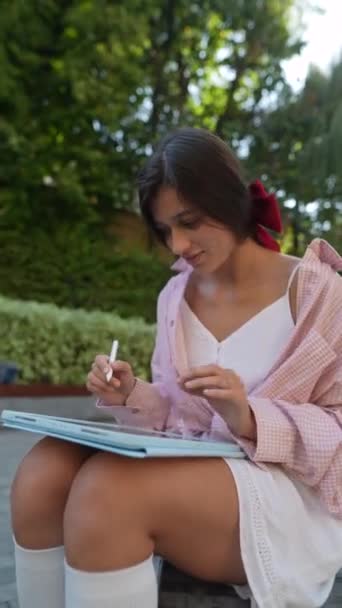 Seorang Wanita Muda Yang Cantik Bekerja Dengan Tablet Pada Hari — Stok Video