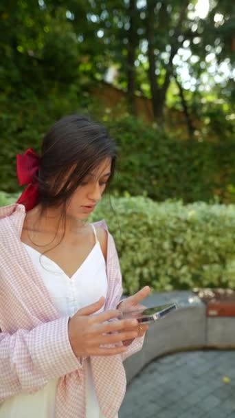Приваблива Молода Леді Тримає Телефон Міській Обстановці Високоякісні Кадри — стокове відео