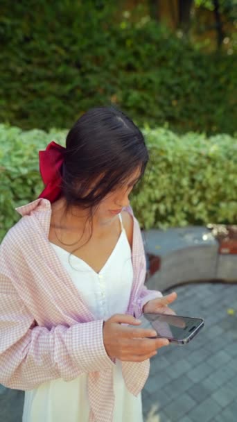 Wyrafinowana Młoda Dama Trzymająca Telefon Słoneczny Dzień Wysokiej Jakości Materiał — Wideo stockowe