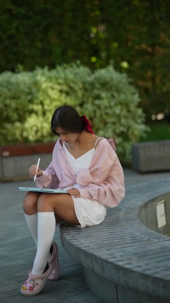 Seorang Wanita Muda Yang Cantik Bekerja Dengan Tablet Pada Hari — Stok Video
