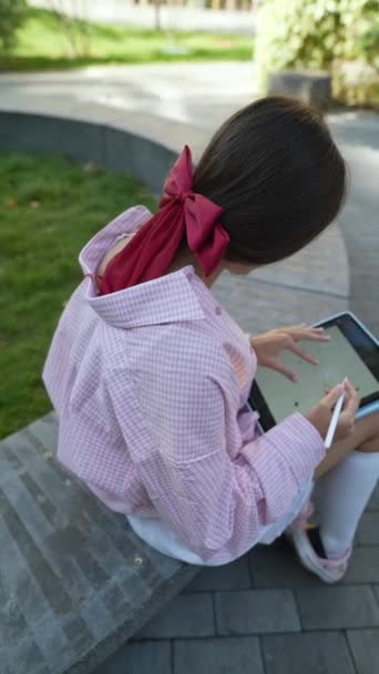 Uma Jovem Mulher Atraente Usando Tablet Dia Ensolarado Verão Imagens — Vídeo de Stock