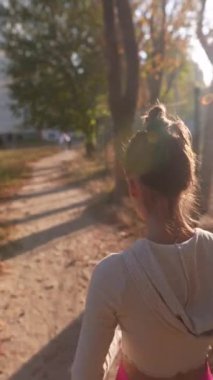 Dinamik genç bir bayan köpeğiyle parkta koşuyor. Yüksek kalite 4k görüntü