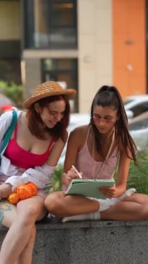 Bir yaz gününün keyfini çıkarırken, iki hayat dolu genç kız sokakta oturuyor. Yüksek kalite 4k görüntü