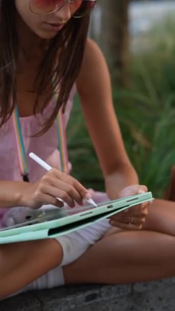 Une Jolie Jeune Femme Dessine Sur Une Tablette Extérieur Ville — Video