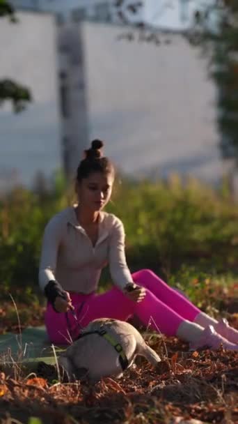 Herbstpark Sieht Man Eine Junge Frau Leuchtend Sportlicher Kleidung Mit — Stockvideo