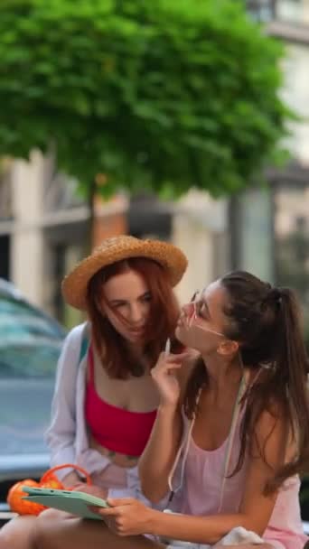 Calle Puede Ver Dos Hermosas Chicas Con Una Tableta Imágenes — Vídeos de Stock