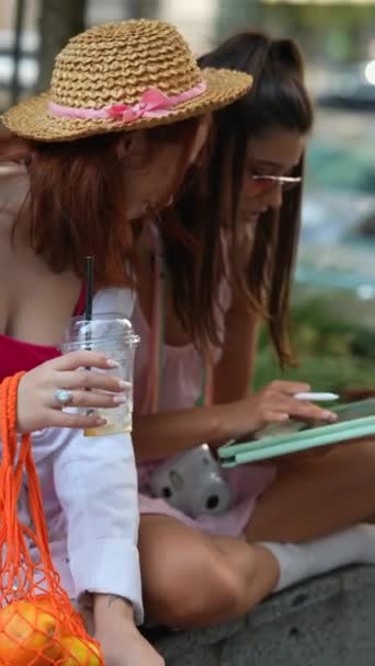 Nyder Den Solrige Vejr Kammerater Bruger Tabletter Mens Sidder Gaden – Stock-video