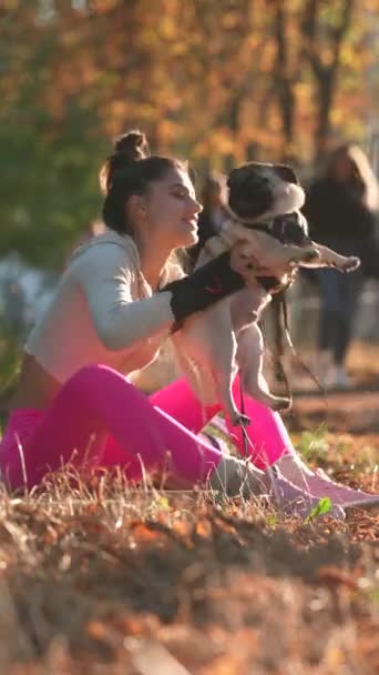 Sárga Levelek Között Egy Fiatal Hölgy Mopszli Kutyája Élvezik Minőségi — Stock videók