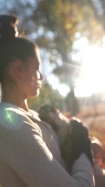 Sonbaharın sabah soğuğunun ortasında enerjik bir kız ve köpeği yürüyüşe çıkmış. Yüksek kalite 4k görüntü