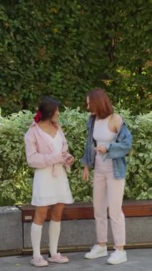 İki güzel arkadaş bir yaz günü sokaklarda neşeyle vakit geçiriyorlar. Yüksek kalite 4k görüntü