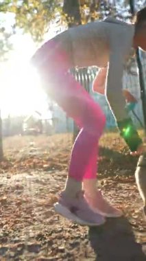 Sonbahar sabahının erken saatlerinin tadını çıkaran, parlak, genç bir kadın köpeğiyle yürüyüşe çıktı. Yüksek kalite 4k görüntü