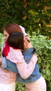 En iyi iki arkadaş gülümseyerek görülürler, yaz günlerini sokakta geçirirler. Yüksek kalite 4k görüntü