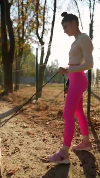 Mit Ihrem Hund Ihrer Seite Spaziert Eine Junge Frau Sportkleidung — Stockvideo