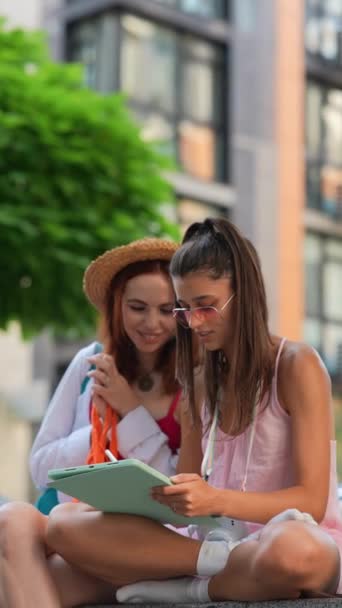 Όμορφα Κορίτσια Διασκεδάζουν Στο Δρόμο Της Πόλης Ένα Τάμπλετ Στο — Αρχείο Βίντεο