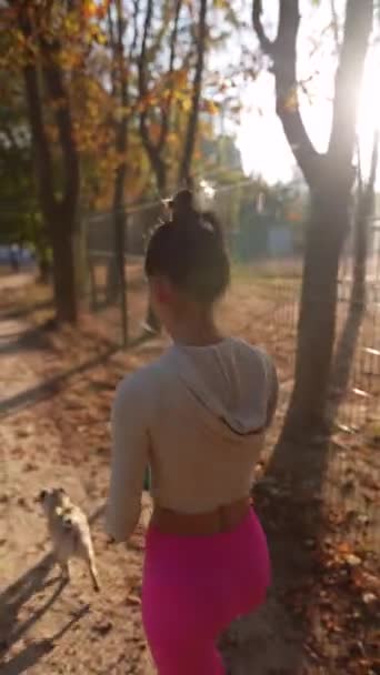 Het Park Rent Een Sportief Meisje Met Haar Hond Hoge — Stockvideo