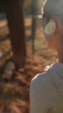 Sportif genç bir bayan, köpek arkadaşıyla sonbahar gezintisinin tadını çıkarıyor. Yüksek kalite 4k görüntü