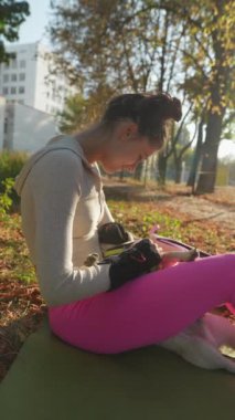 Parkta güneşli bir sabah ve sevimli genç bir kadın oyun yoluyla köpeğiyle bağ kuruyor. Yüksek kalite 4k görüntü