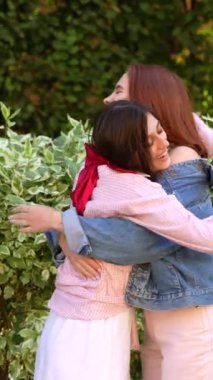 Şehir ortamının tadını çıkaran iki güzel arkadaş sokaklarda neşeyle vakit geçiriyorlar. Yüksek kalite 4k görüntü