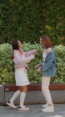 İki sevimli arkadaş bir yaz günü sokakta eğleniyorlar. Yüksek kalite 4k görüntü